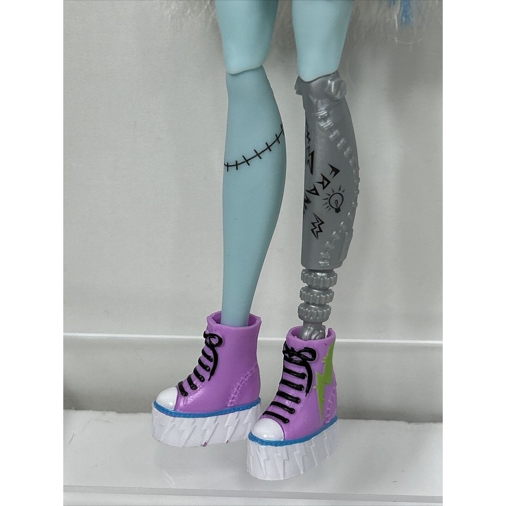 Monster High Doll Frankie Stein 2022 Frankenmonster Back To School Uniform - Picture 8 of 11